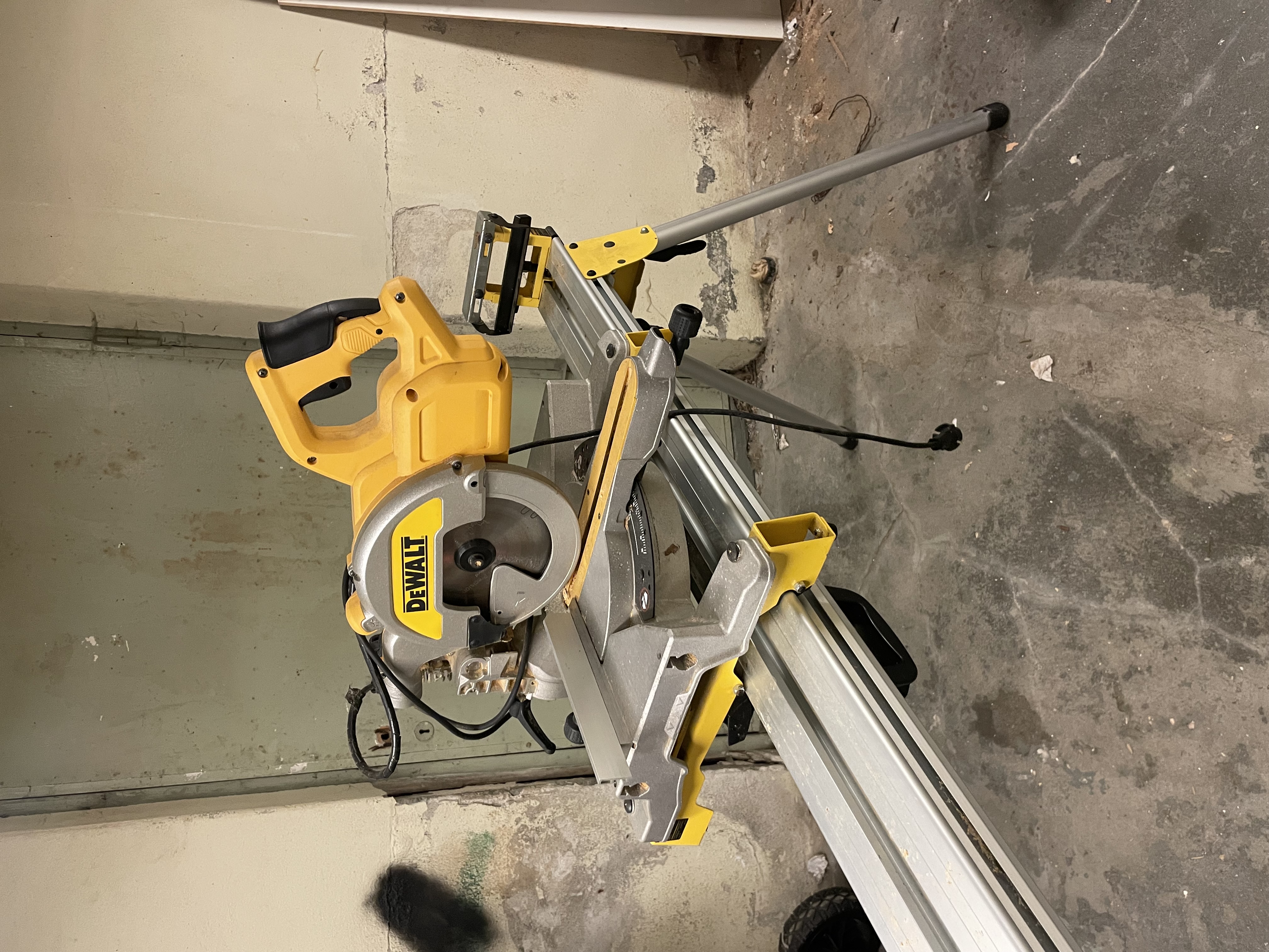 Dewalt kappsag 216mm 