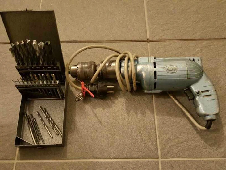 Borrmaskin och tillhörande borrar