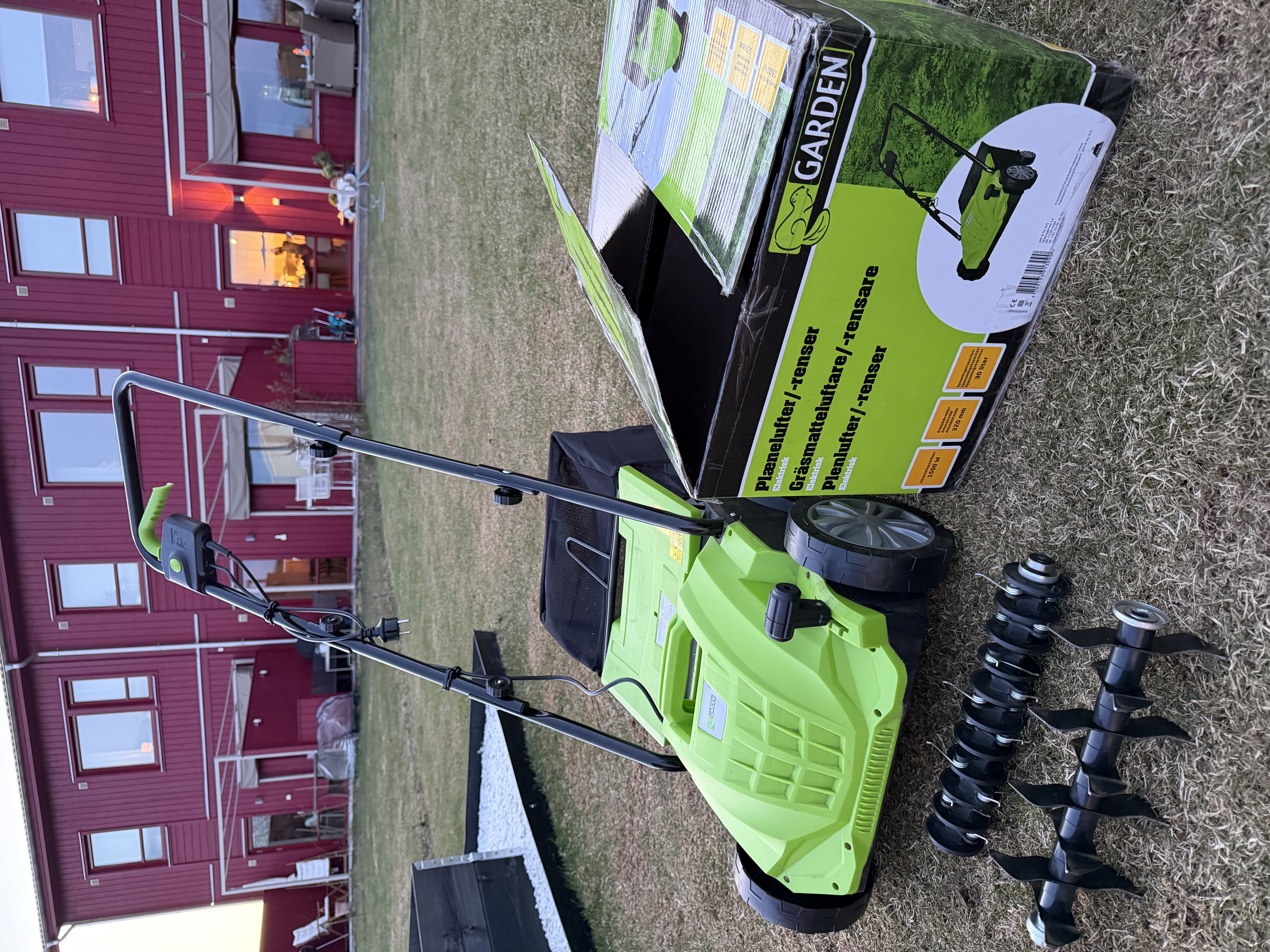 Vertikalskärare / mossrivare 1500w – perfekt för fin gräsmatta 