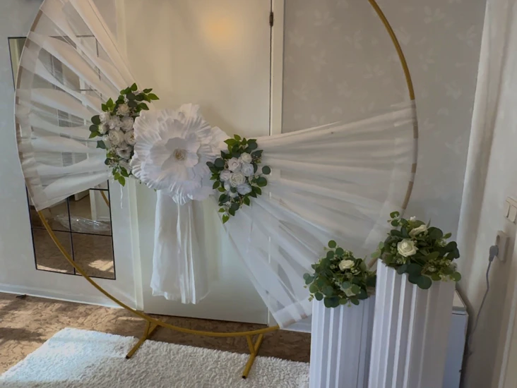 Metall stativ och dekoration bord och blommor. paket