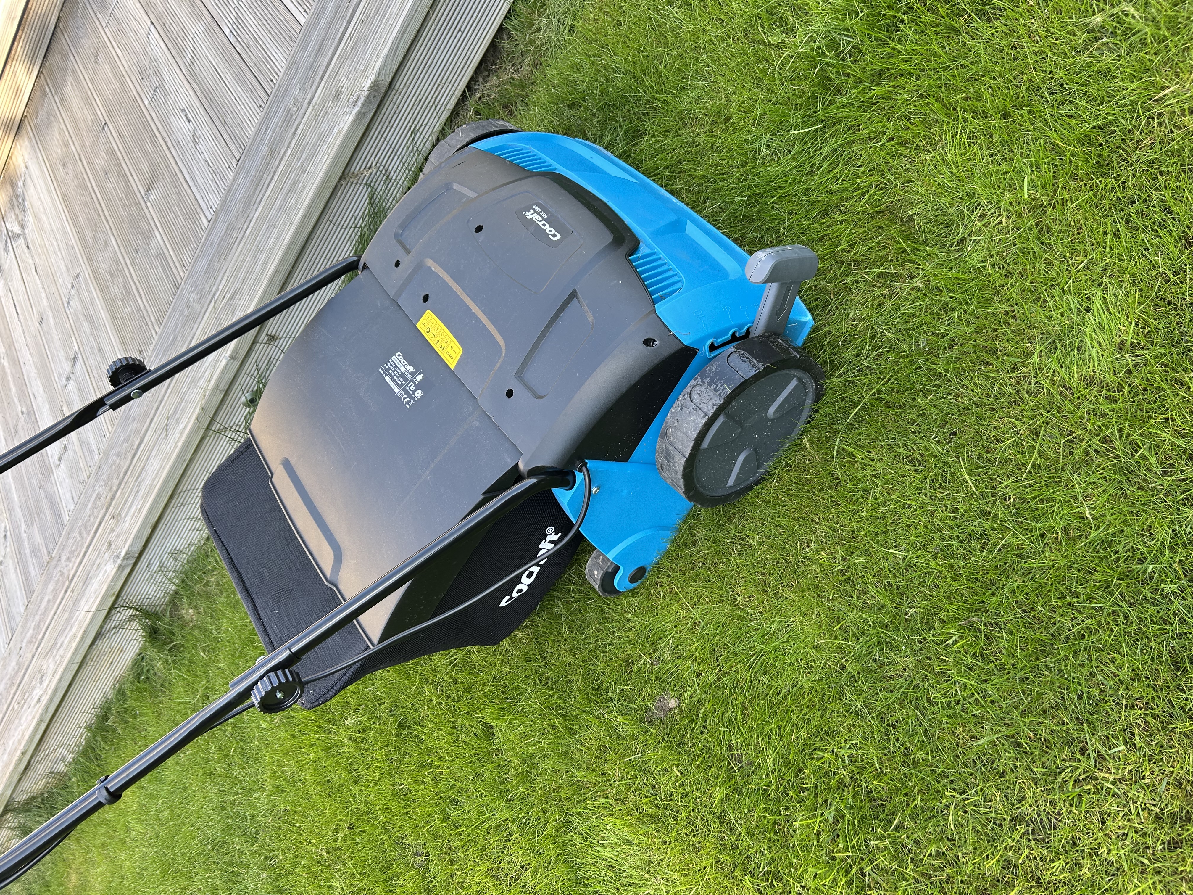 Kombinerad vertikalskärare och mossrivare