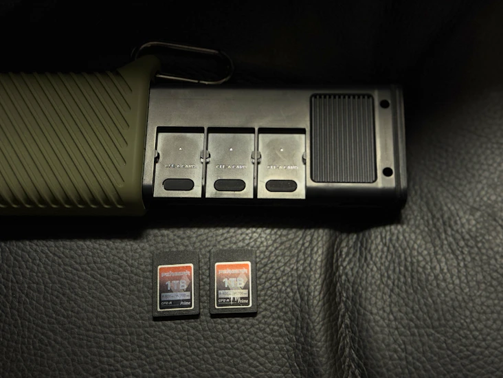 2 kpl nopeita 1 tb cfexpress type a -muistikortteja + muistikortinlukija- ja kotelo