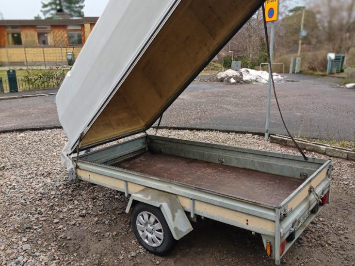 Släpkärra med kåpa. bromsat.