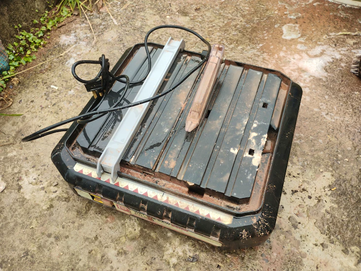 Electric tile cutter