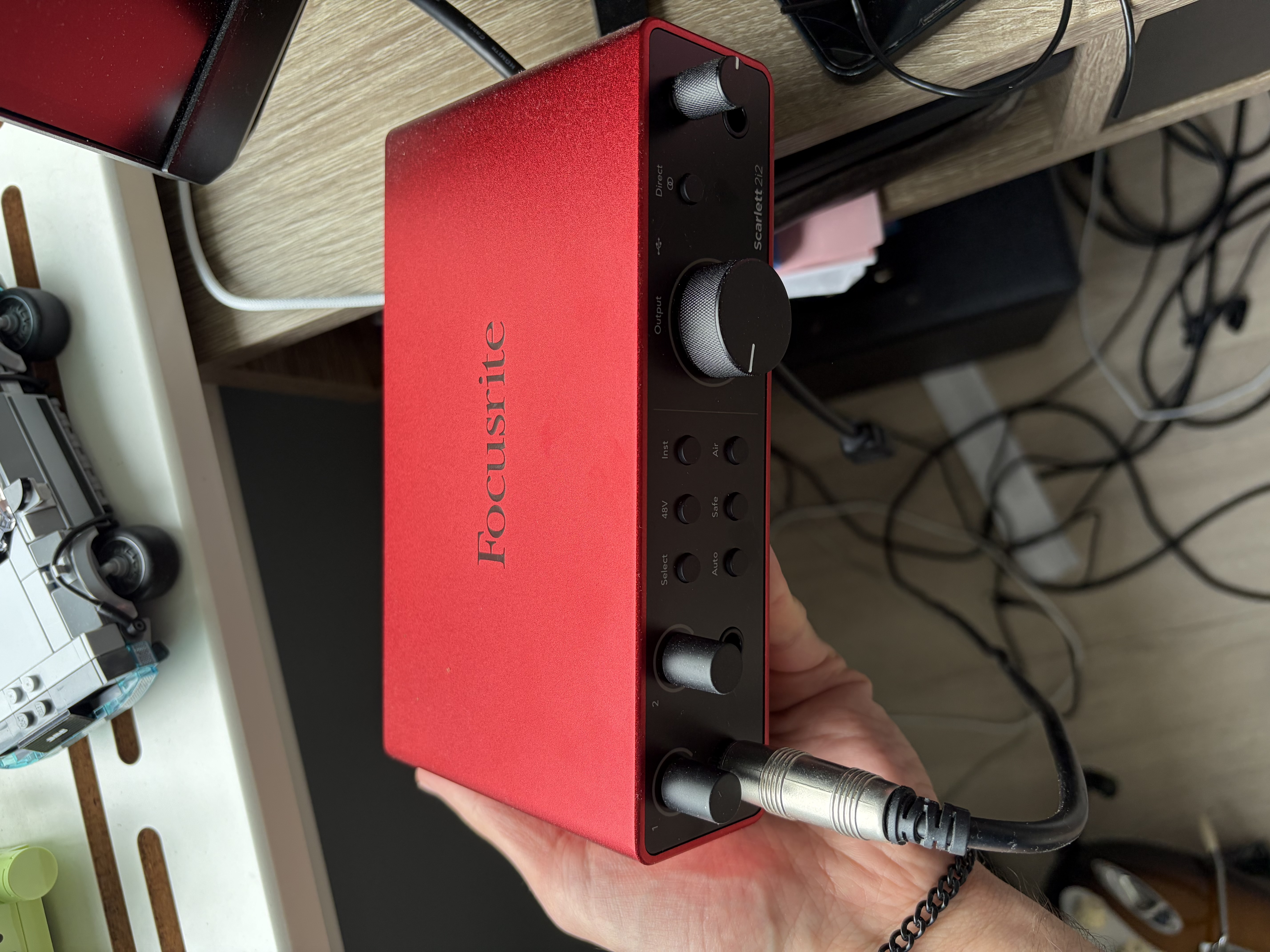 Focusrite scarlett 2i2 (4th gen) – profesjonelt lydkort for opptak og streaming