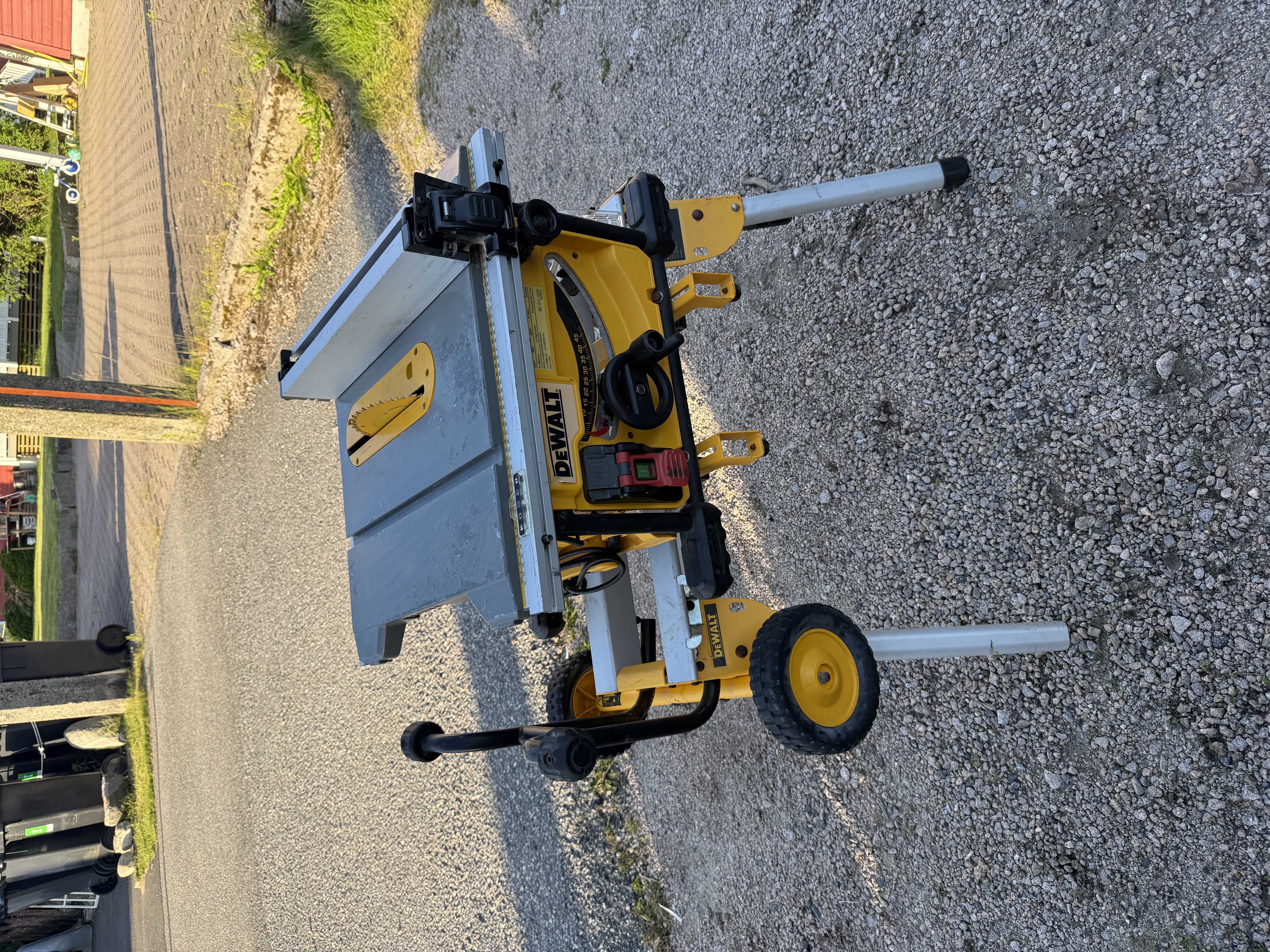 Dewalt 210mm kompakt bordssag – kraftig og portabel!
