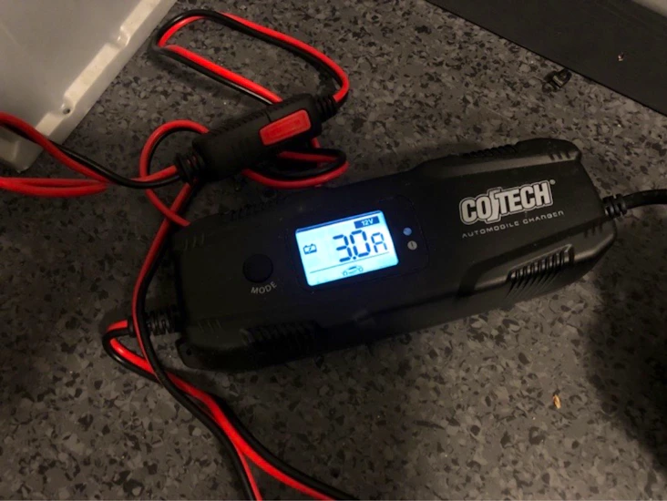 Lader bilbatteri 12v og motorsykkelbatteri 6v