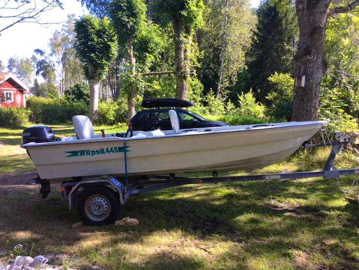 Enkel fritidsbåt för dagsutflykter och fiske