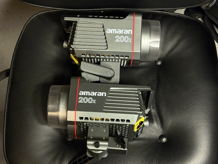 2 kpl amaran 200x bi-color -valoja + jalustat + softboxit