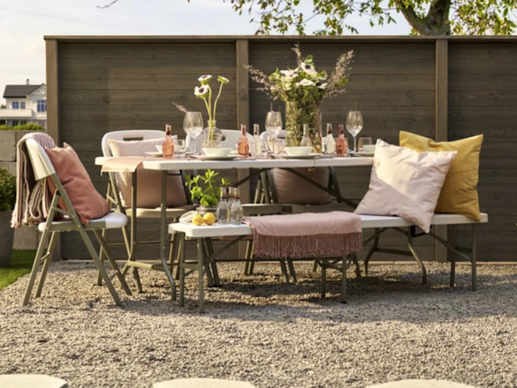 Bord, bänkar och stolar till festen/konferensen