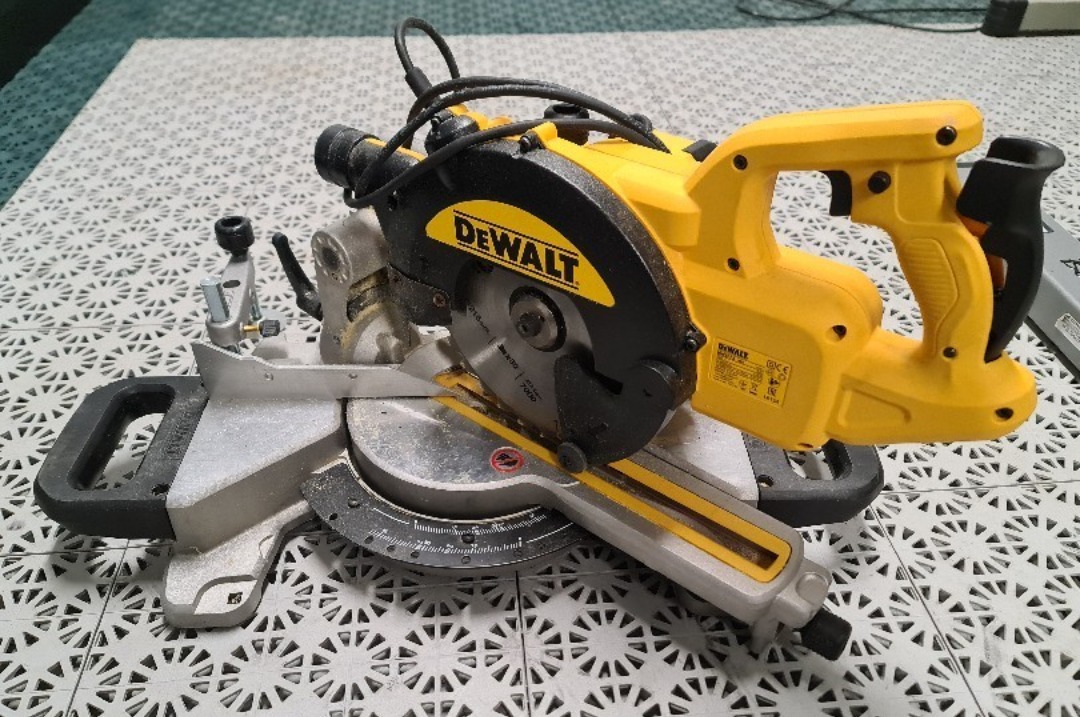 Dewalt dws773-qs 1300w