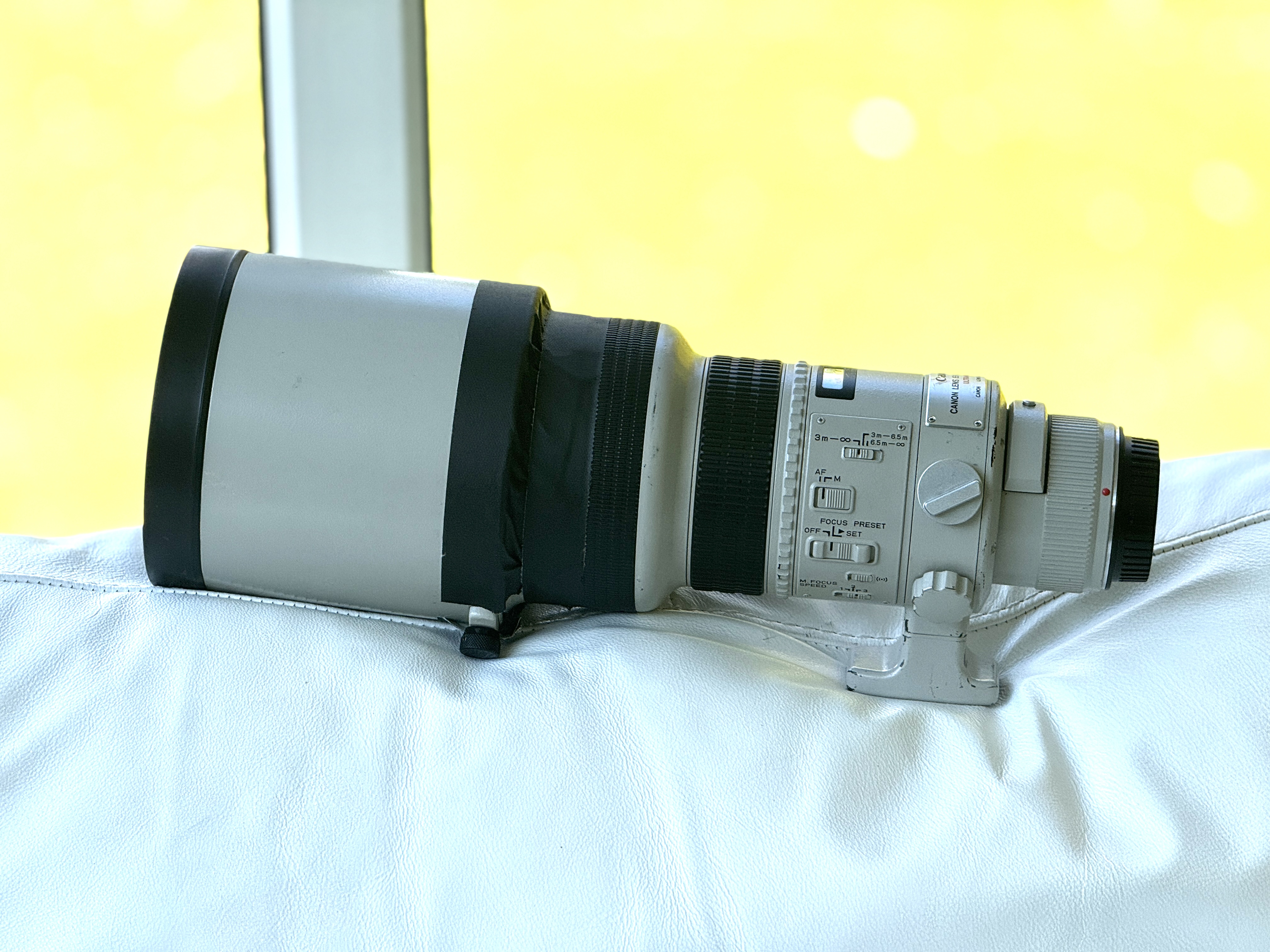 Canon ef300mm f2.8l telephoto sports lens 