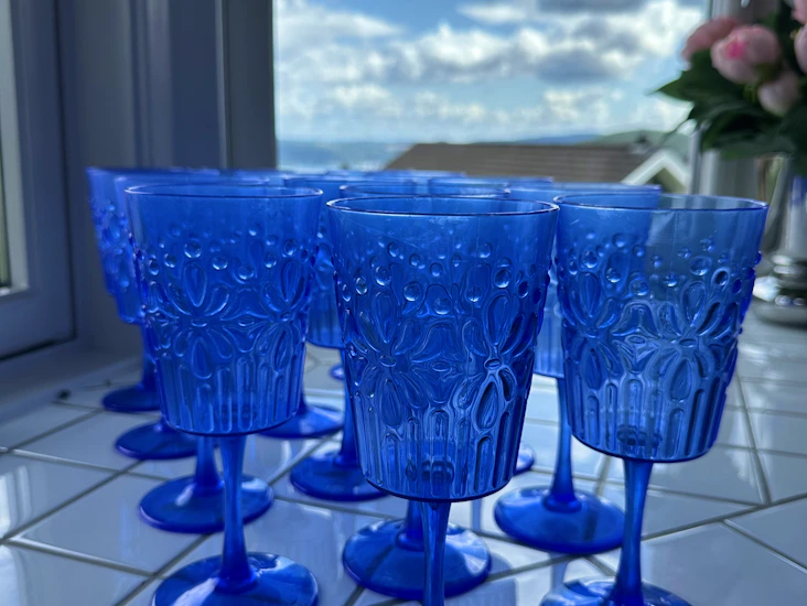 Blå vinglass i plast