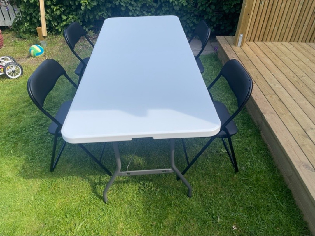 Paket börd och stolar