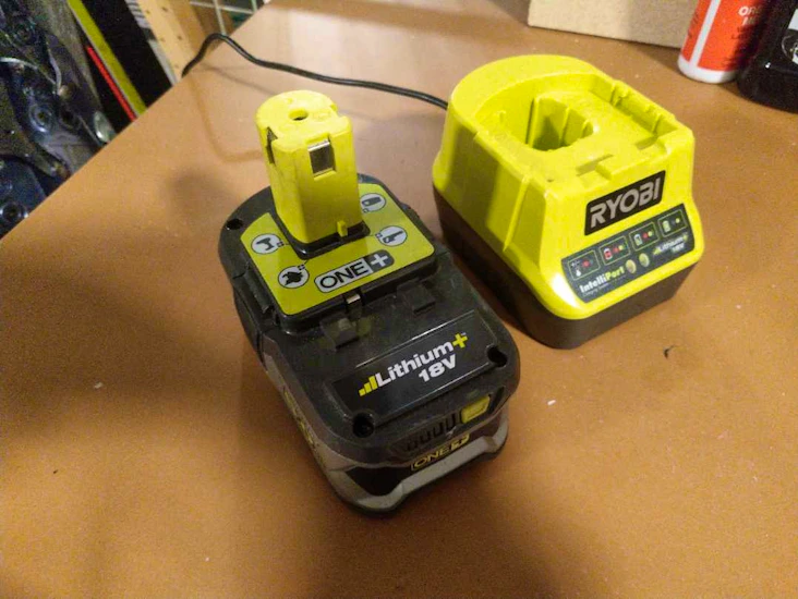 Ryobi 5ah 18v batteri og lader