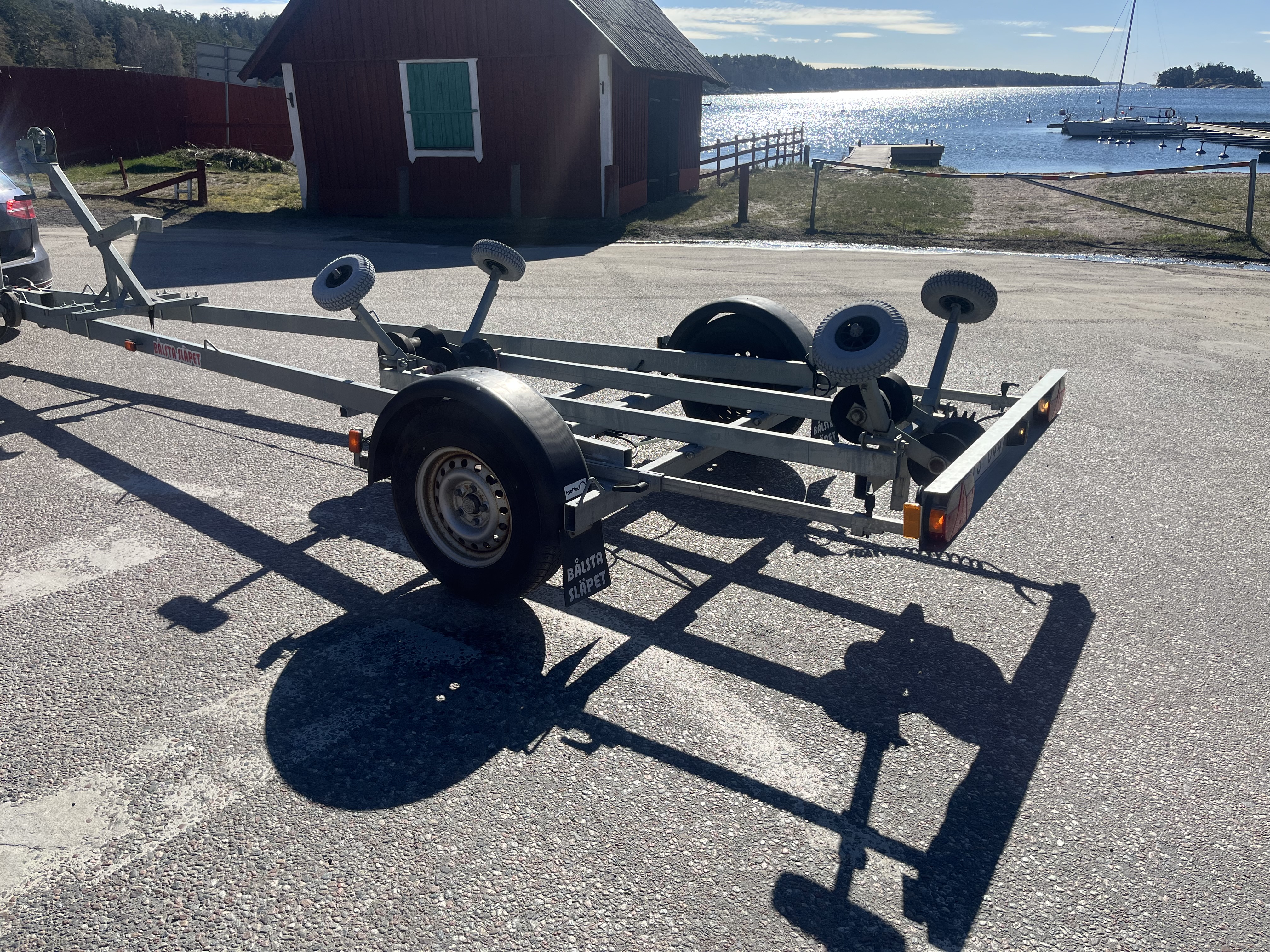 Bålsta släpet 1350 kg 80 km/h maxlast 990 kg självjusterande sidostöd 