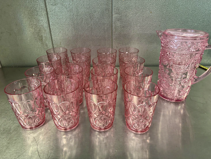 Pink acrylic beverage set – party perfect!
