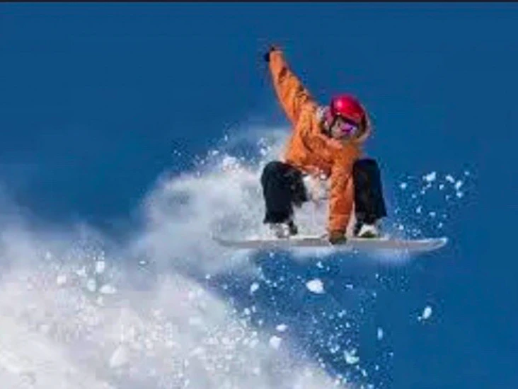 Snowboard, boots och hjälm i väska