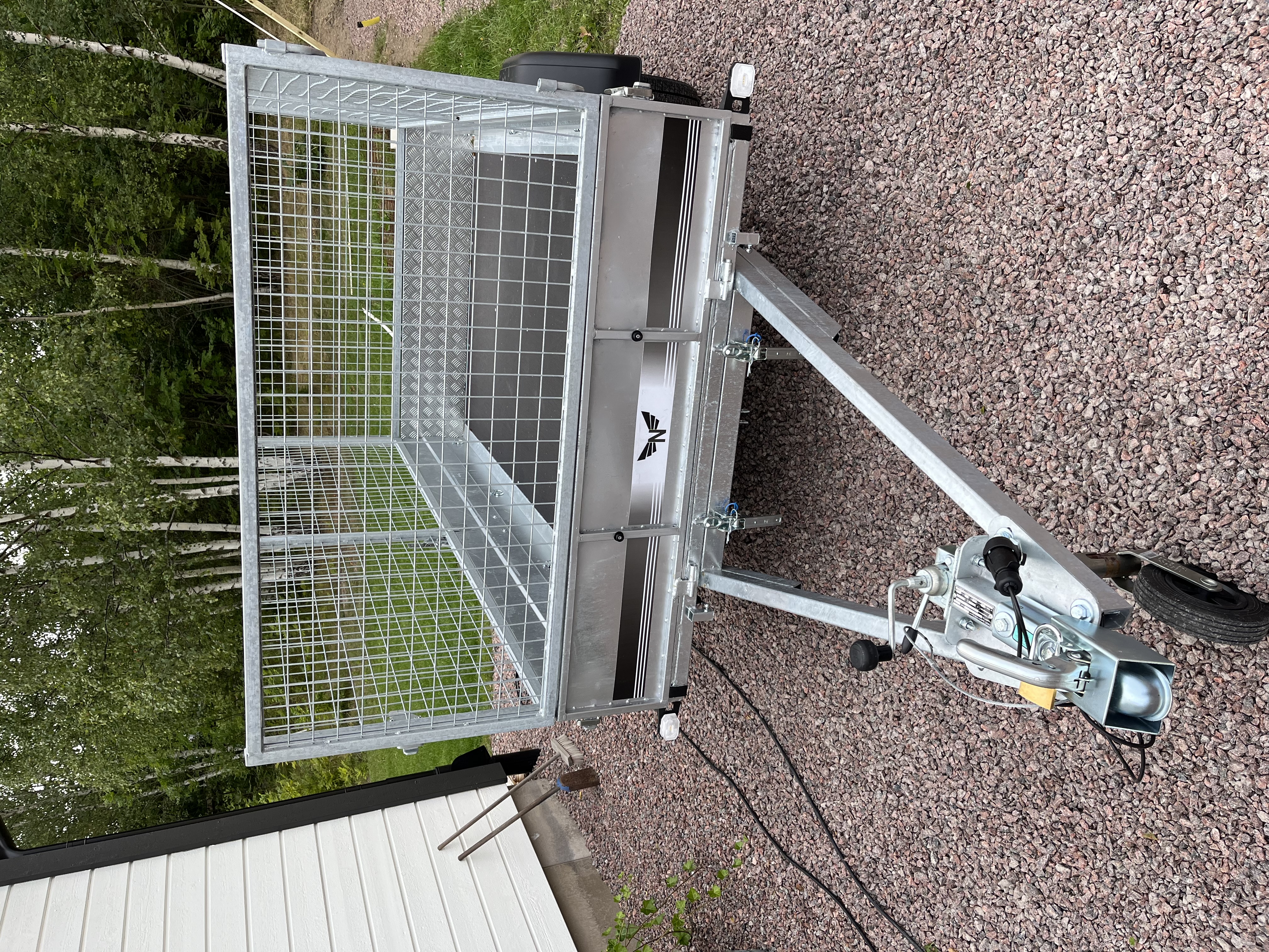 Obromsad släpvagn med gallergrindar