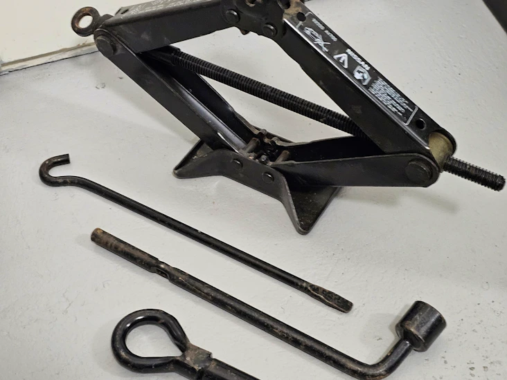 Domkraft med vev för hjulbyte o bogserögla