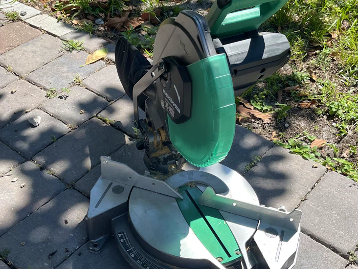 Battery miter saw