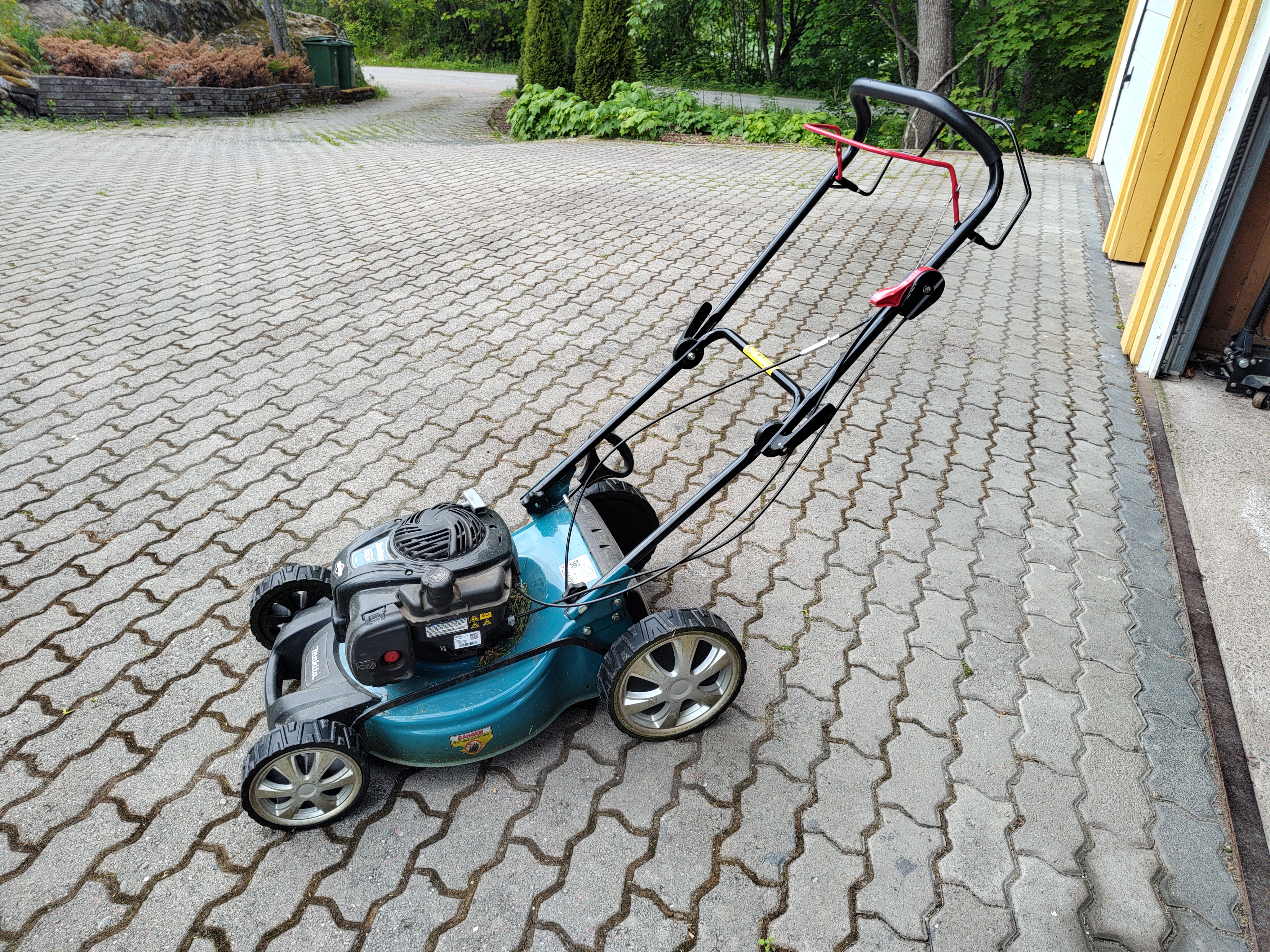Itsevetävä ruohonleikkuri