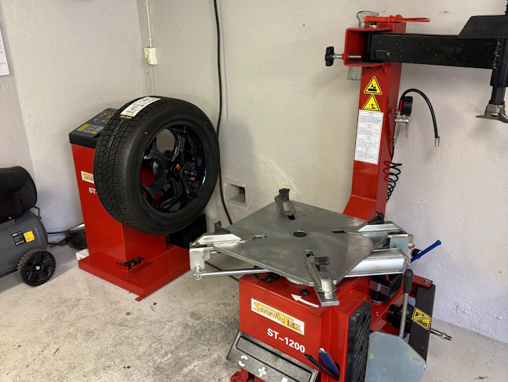 Kränger och balanserar däck.