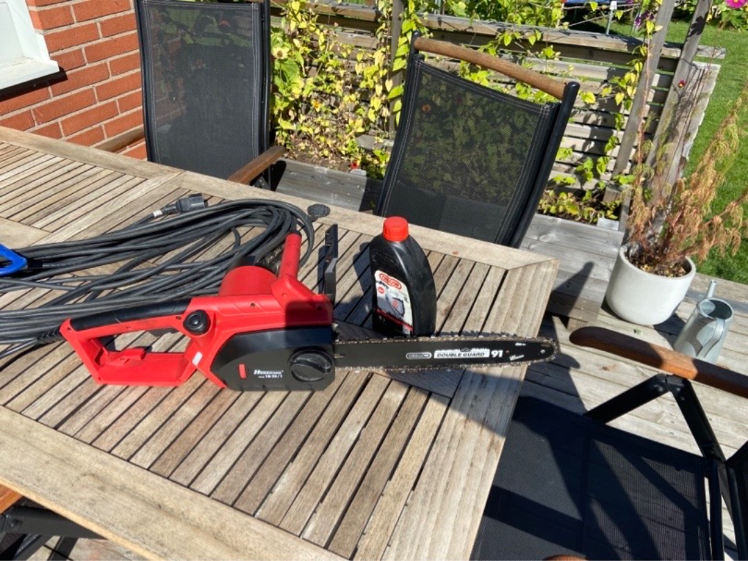 Elektrisk motorsåg med 20m kabel. 