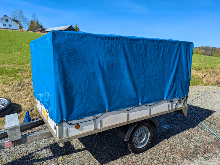 Tredal henger med grind, kapell, kun karmer eller ingen karmer.