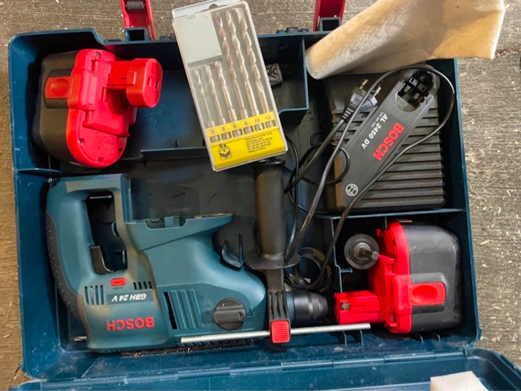 Batteridriven borrhammare med betongborr