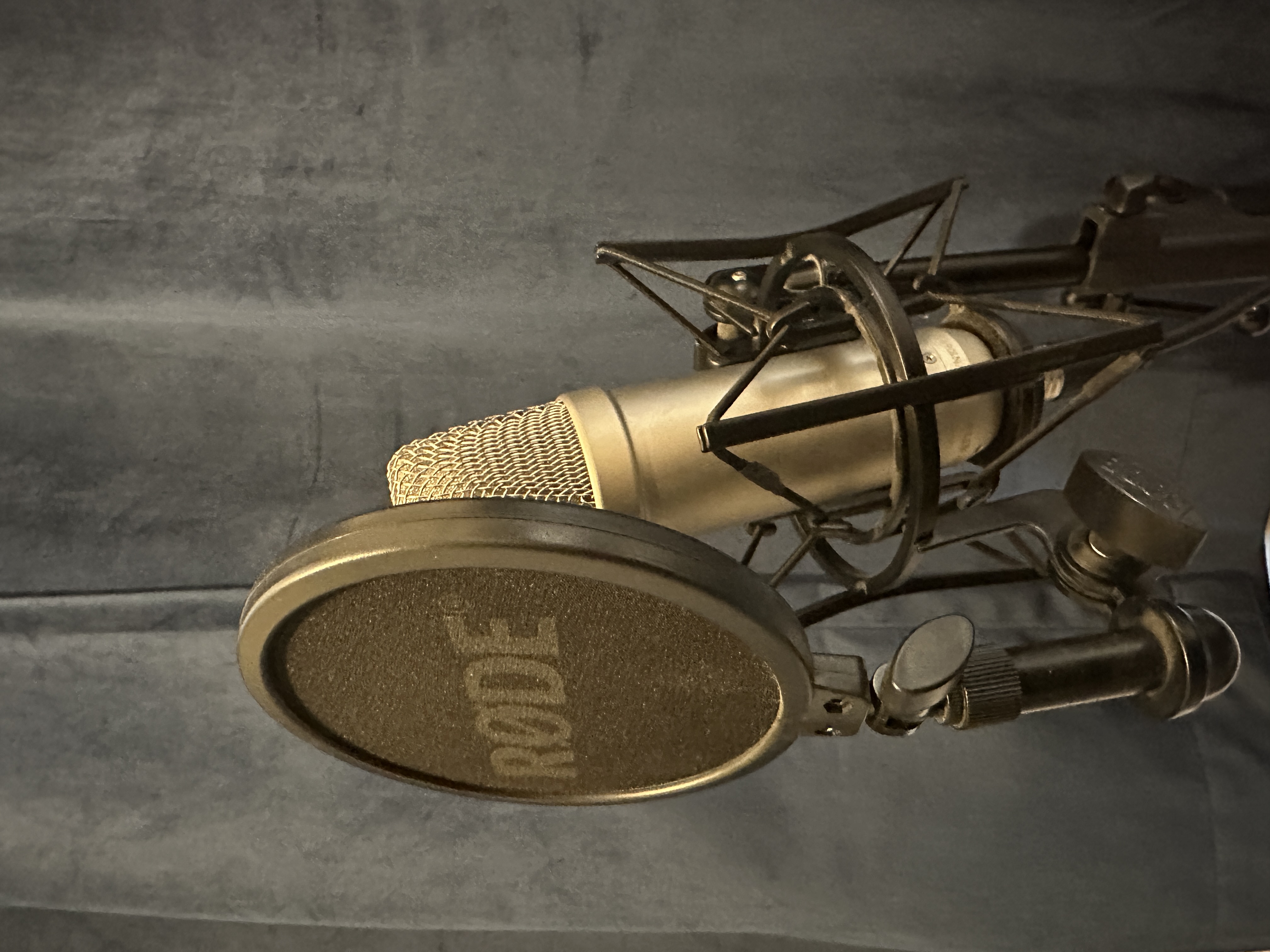 Rode nt1-a studio microphone with pop filter & stand