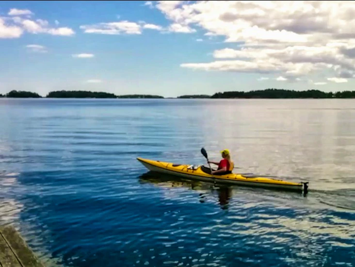 Kajak med roder paddel kapell och flytväst.