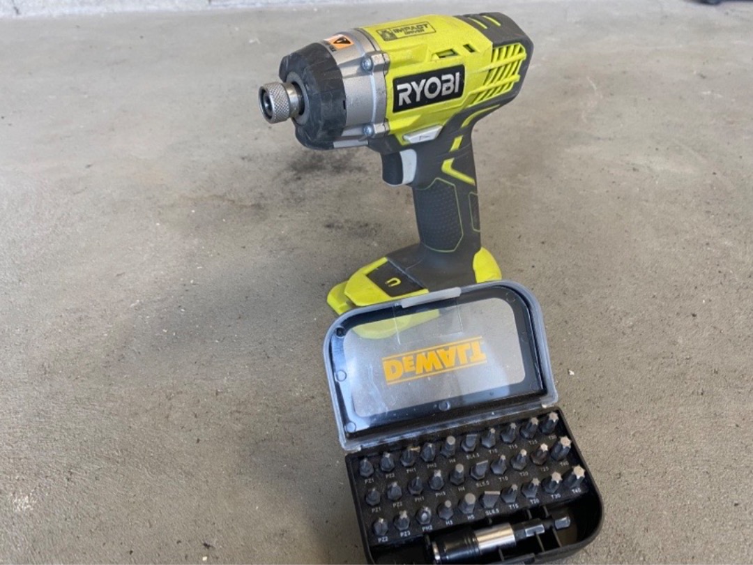 Ryobi slagskrutrekker m/ bitssett 