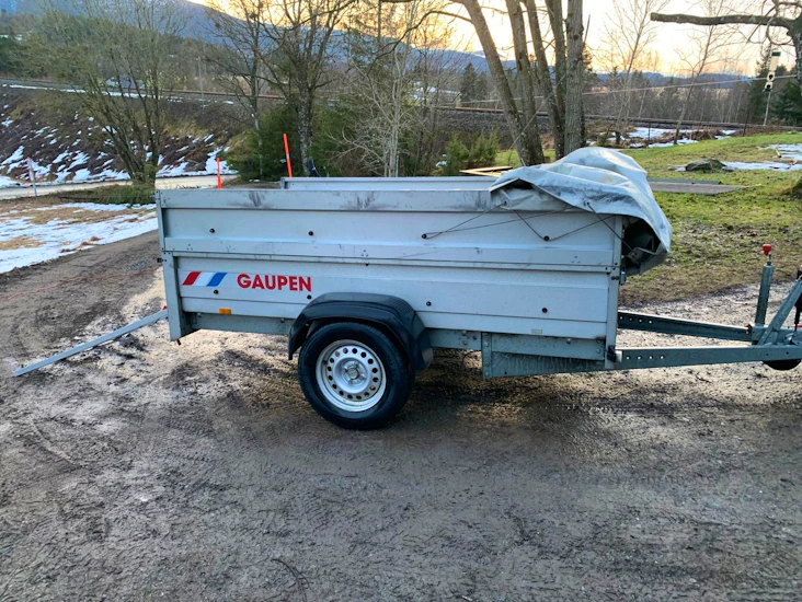 Ekstra stor gaupen tilhenger med ekstra karmer og presenning til utleie - selvbetjening - helårsdekk