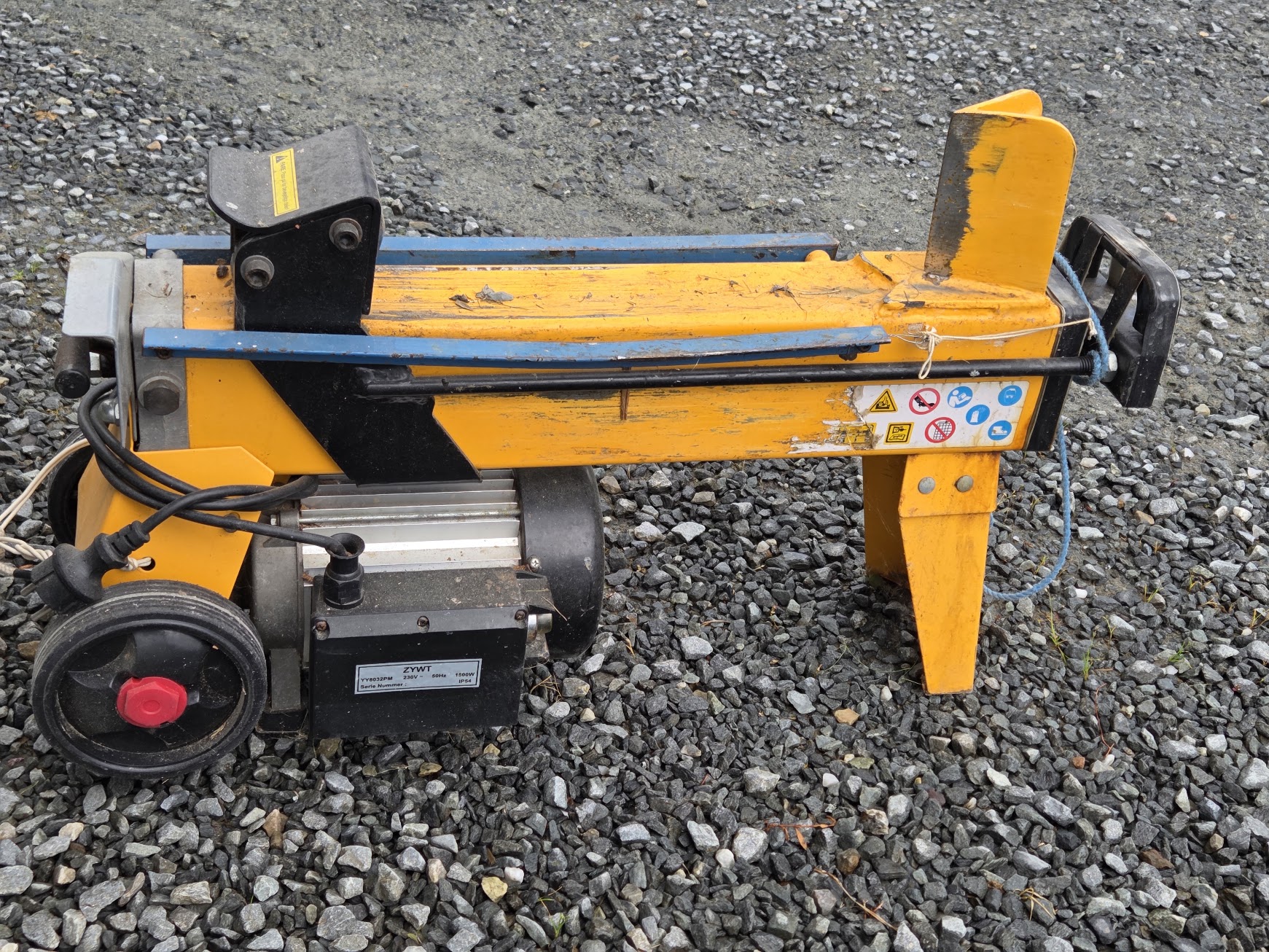 Kompakt og sterk elektrisk vedkløyver (4 tonn / 37 cm)
