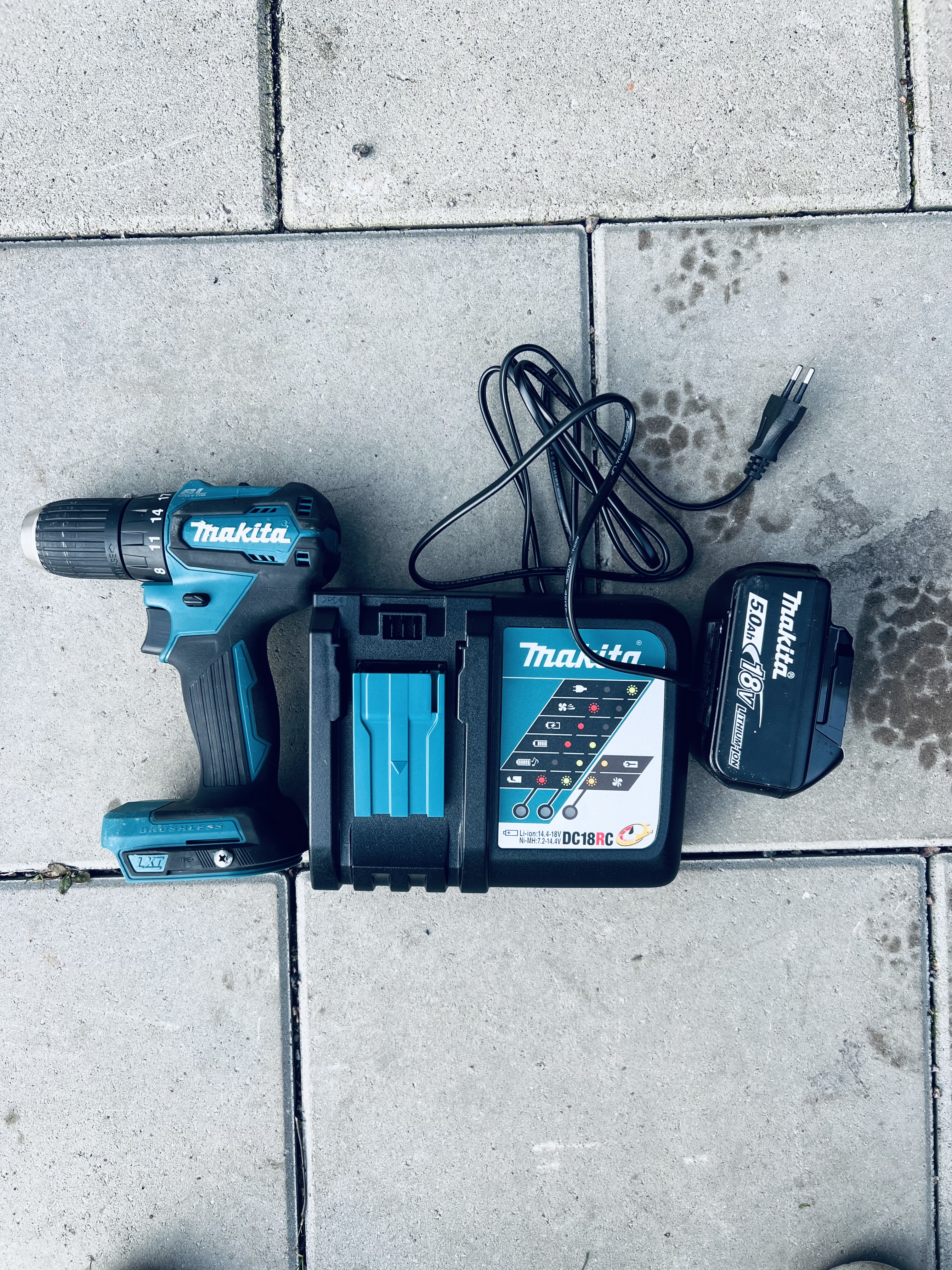 Makita skruvdragare med batteri och laddare 