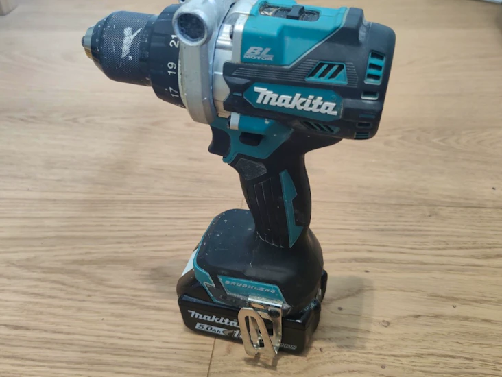 Makita tehokas akkuporakone ja 212 osainen tarvike setti