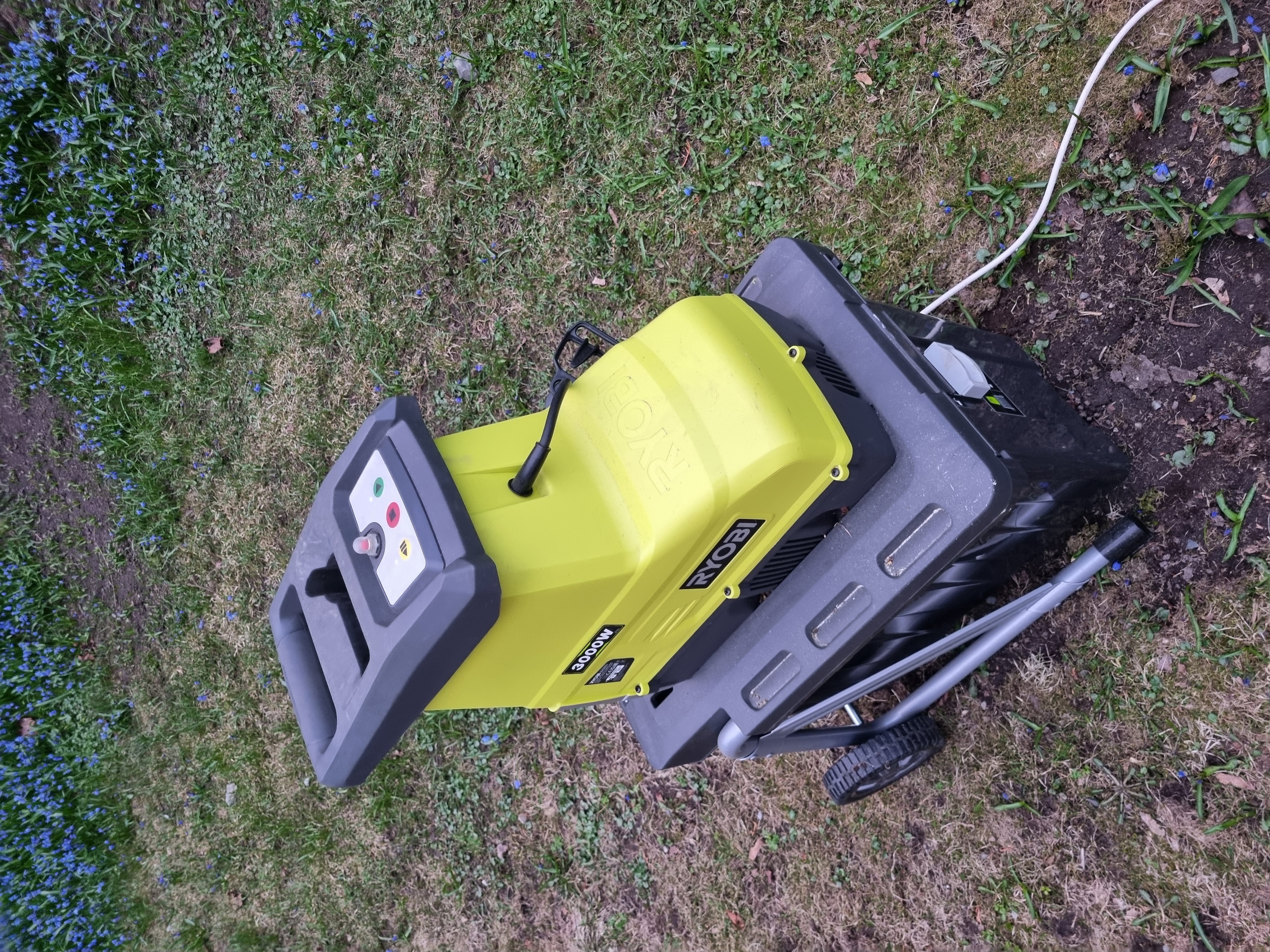 Kvistkvern / kompostkvern til leie, gjør hageavfall til flis på minutter