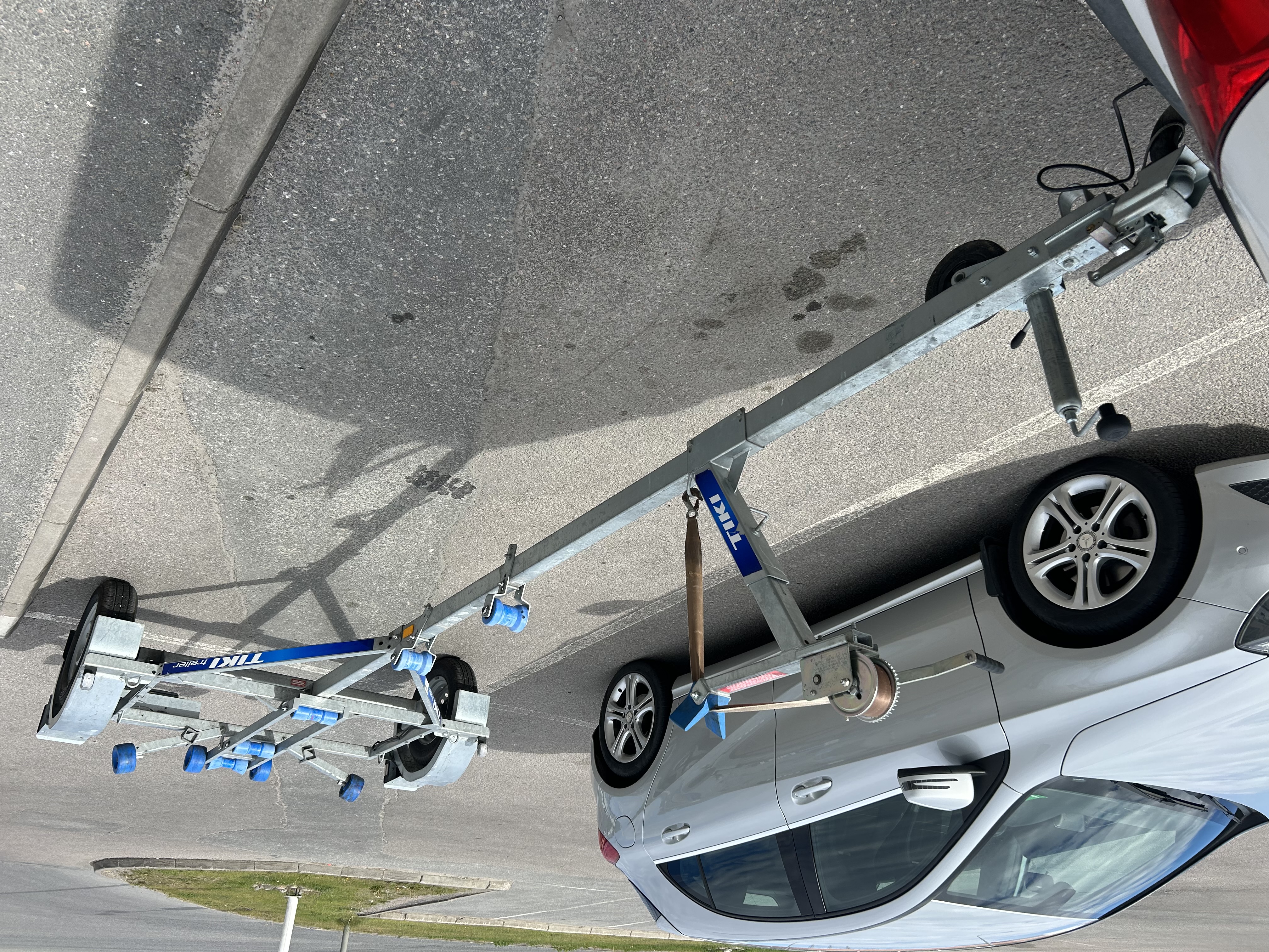 Båttrailer båtvagn 80km/h tiki lastar upp till 5,2m 590kg båtar