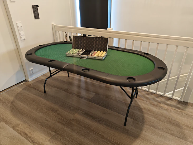 Pokeripöytä