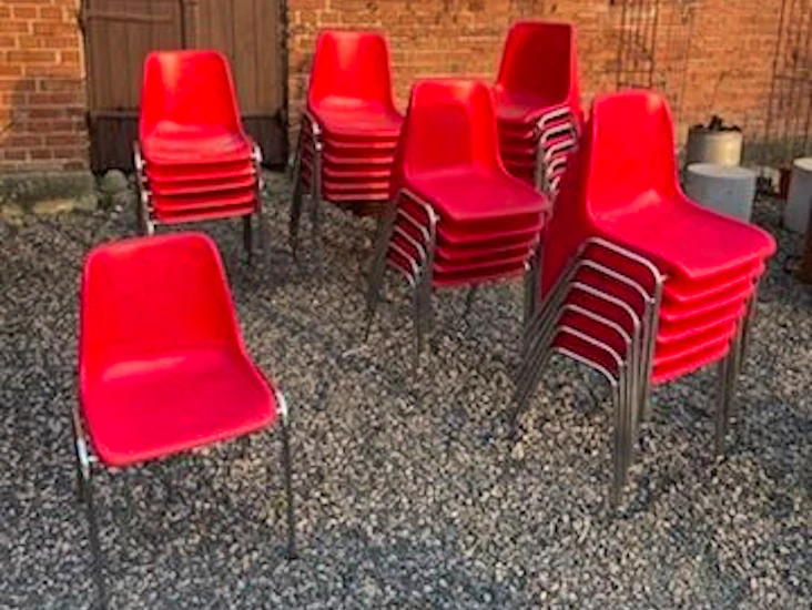 Stapelbara röda stolar 30 stycken