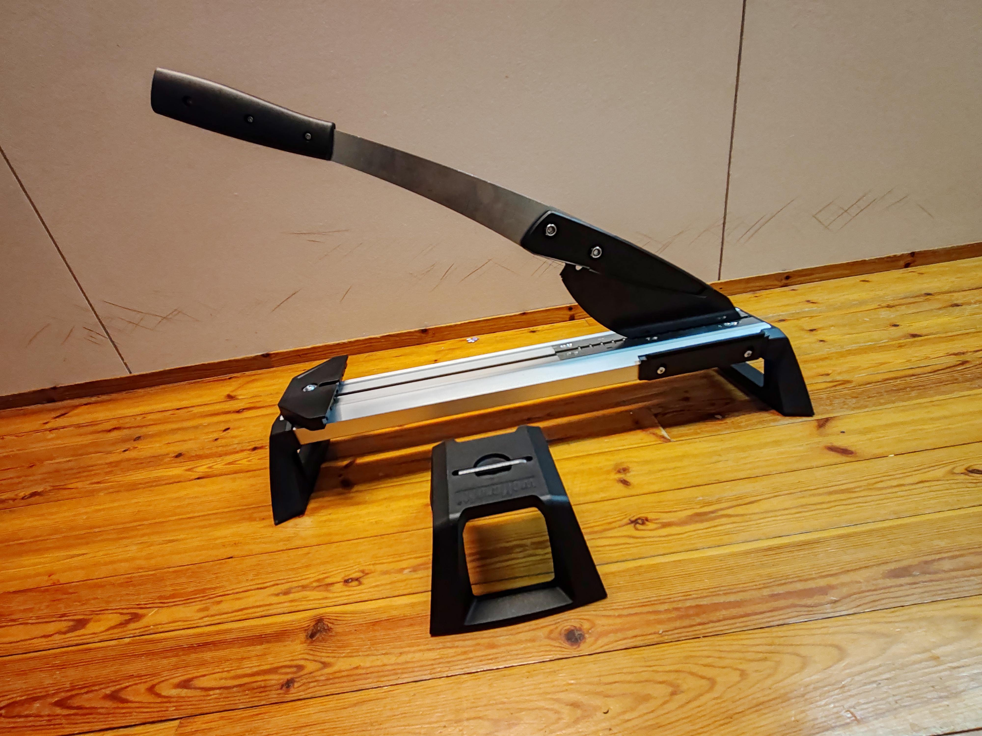 Laminaatti ja vinyylileikkuri