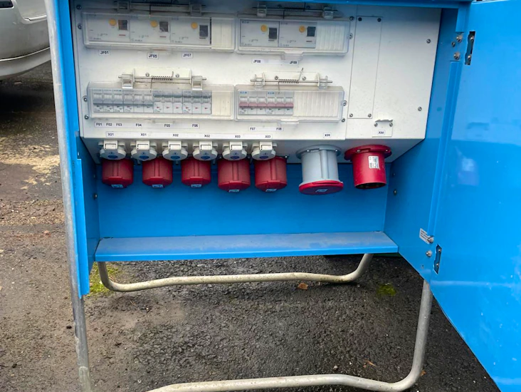 Komplett byggcentral 63 a med många uttag 32a, 16a, 220 v