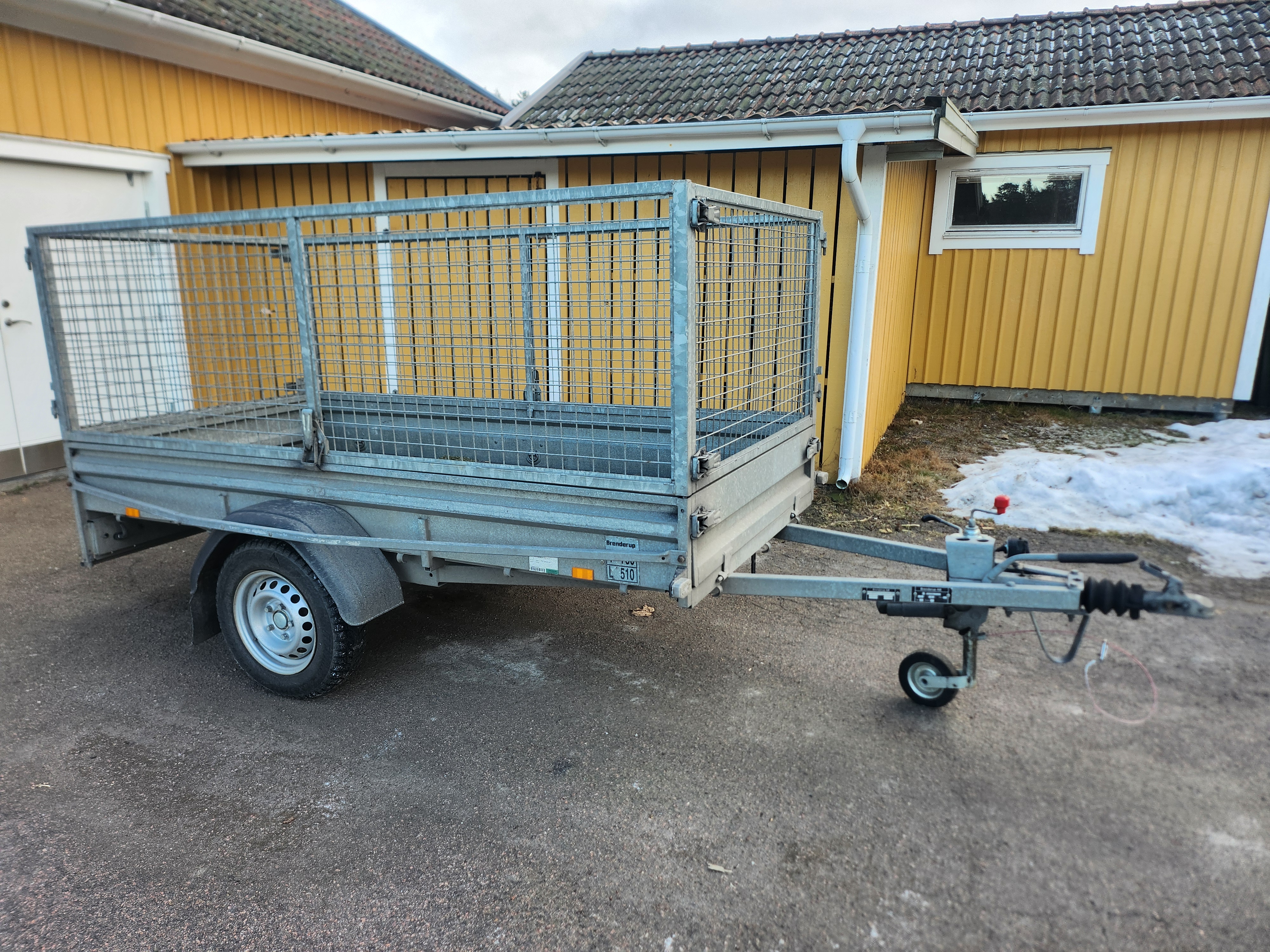 Släpvagn med gallergrindar 258 x 128 lastyta