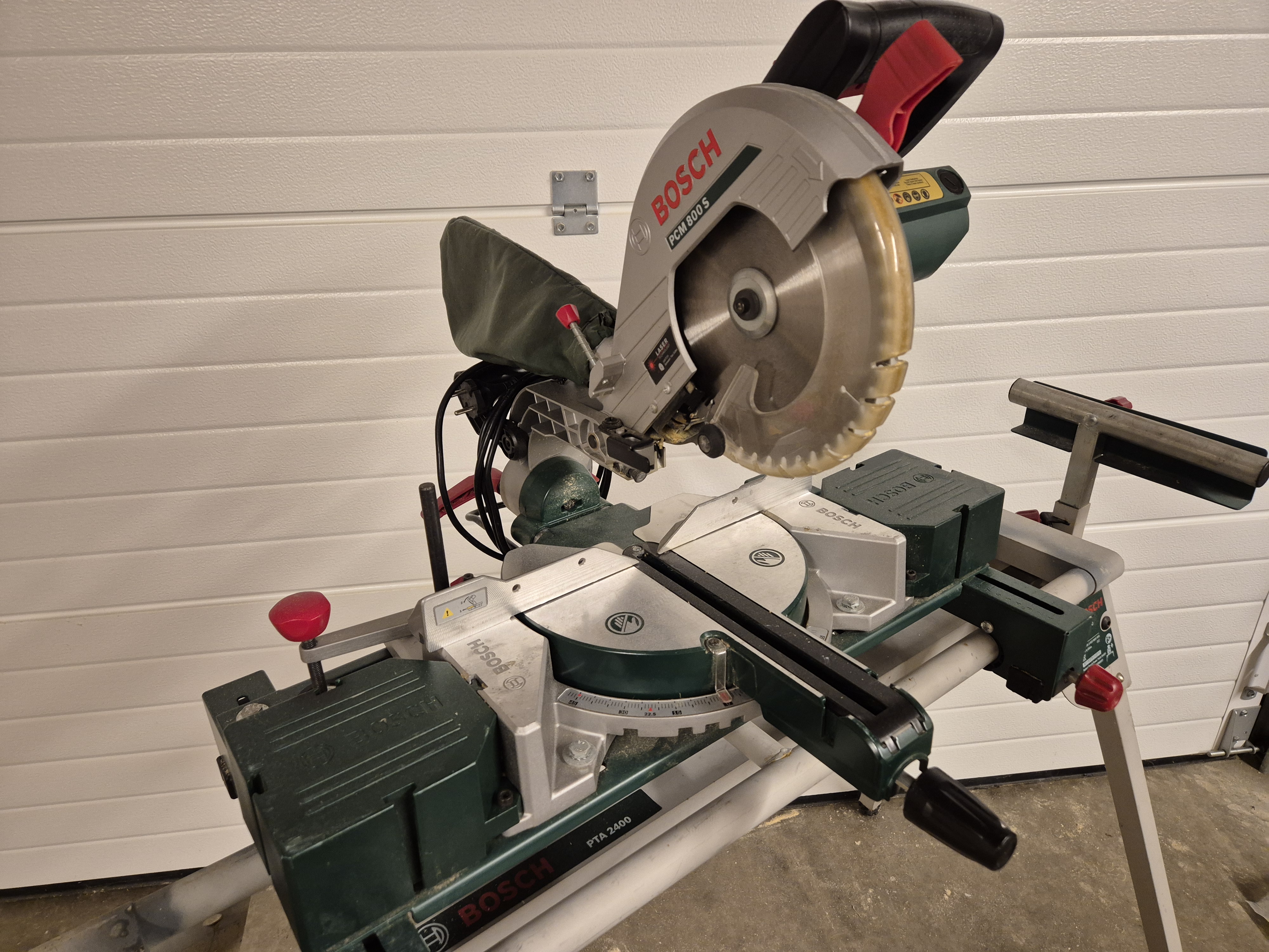Bosch pcm 800 s kappsag med praktisk stativ