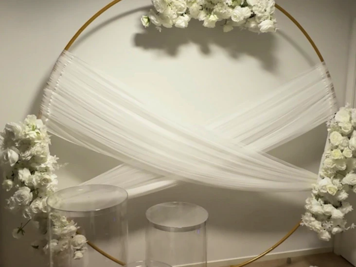 ⸻ ✨ uthyrning – elegant cirkelbåge med blommor & piedestaler