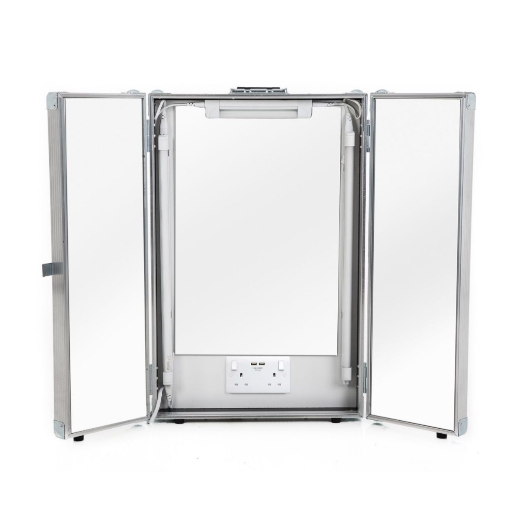 Makeup mirror in flight case with power and lighting