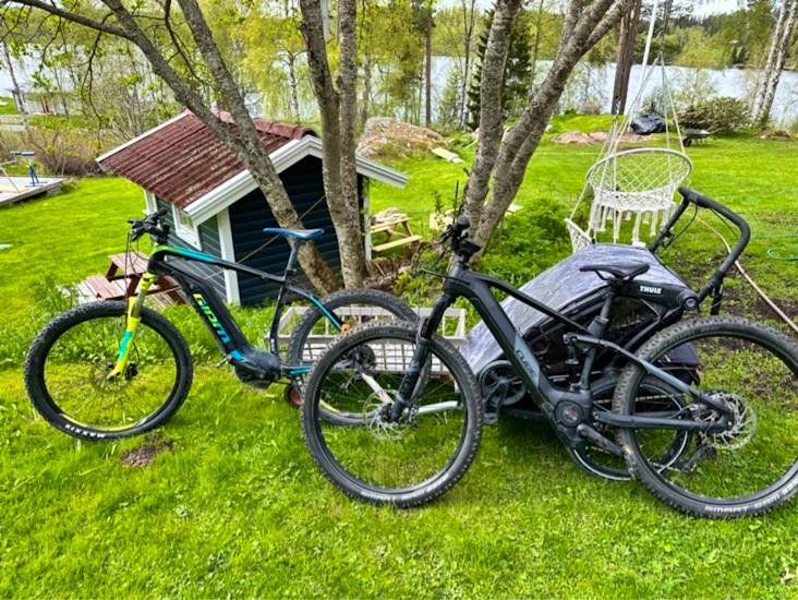 2st elcyklar inkl cykelställ för dragkrok