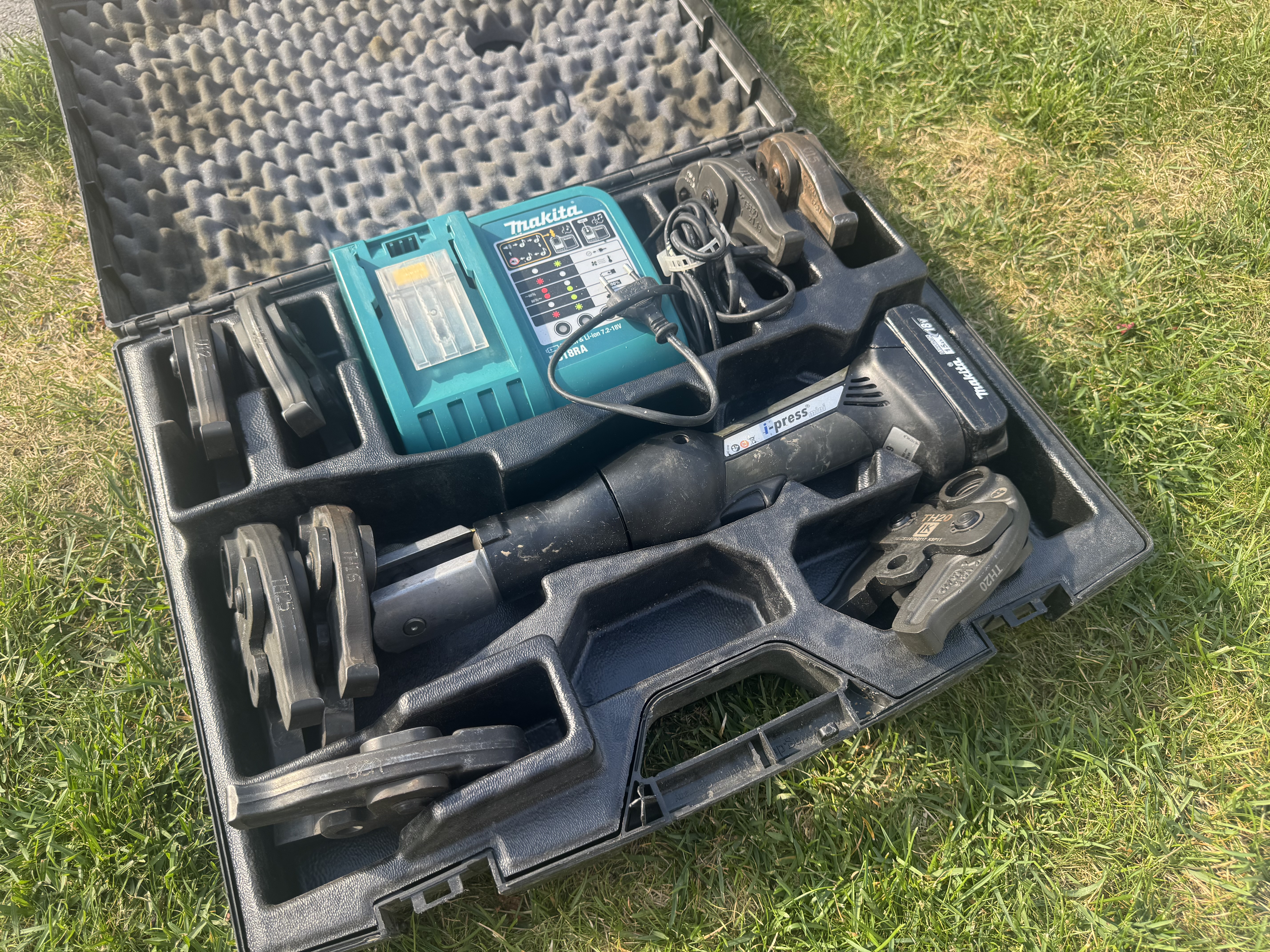Lk pressmaskin – komplett med laddare och batteri