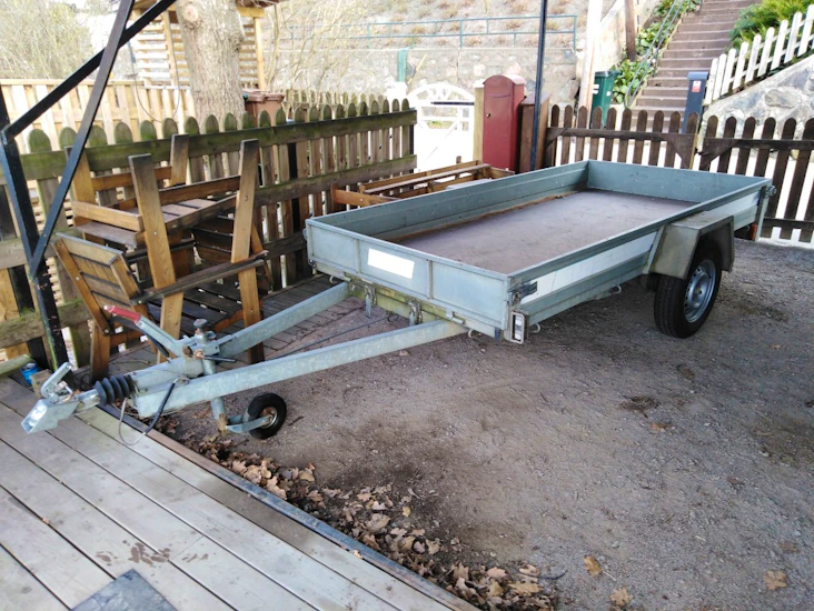 Bromsat tippbart släp.